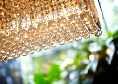 Işıklı güzel bir avize.