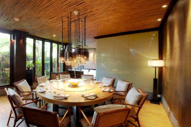 Akşamları lüks otelin iç tasarımı.