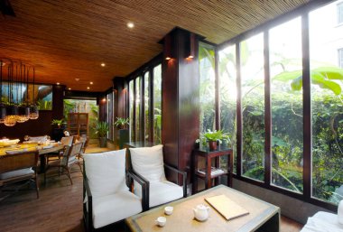 Tatil köyündeki modern otelin içinde.