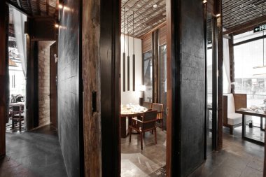 Modern bir restoranın içinde.