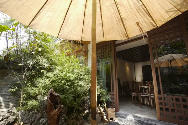 Bambu Terrass Med Trästol Stockbild