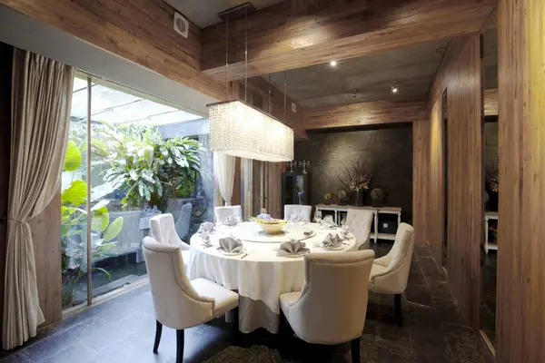 室内设计现代餐桌 免版税图库照片