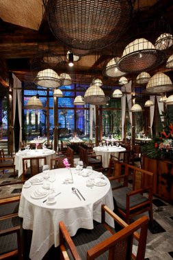 Modern restoranın içinde.