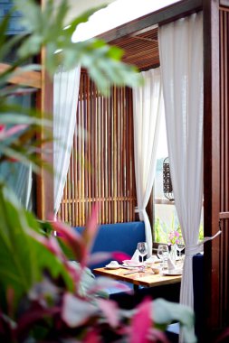 Tropikal bitkilerle lüks bir otel.