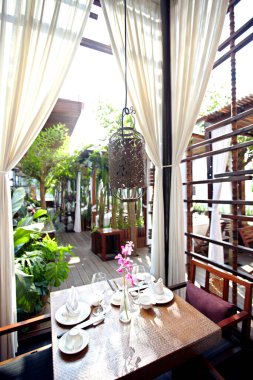 Lokantada masa hazır.