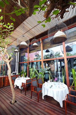 Ahşap masası ve bir bardak şarabı olan bir kafe.