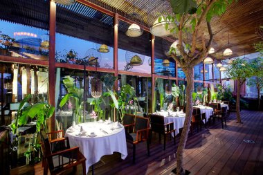 Şehirdeki restoranın içinde.