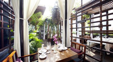 Modern bir otelin içinde.