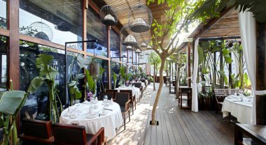 Bir kafenin içinde.