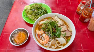 Lezzetli Vietnam geleneksel domuz rostosu ve deniz ürünleri çorbası. 