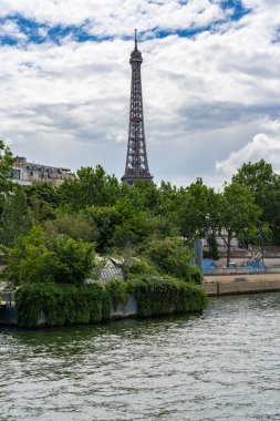 Paris 'te, Seine nehrinin kıyısında huzurlu bir yaz zamanı.