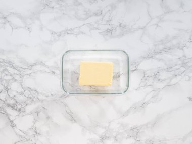 Mermer tezgahın üzerinde tereyağı var.