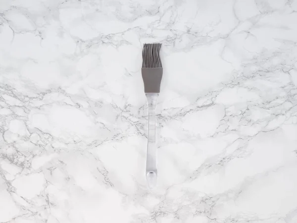 Mermer tezgahta silikon fırça