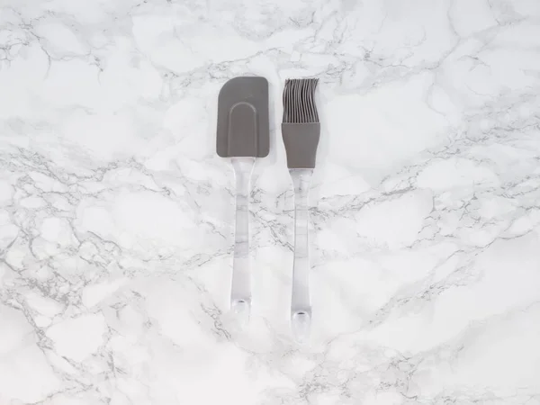 Mermer tezgahta silikon fırça ve spatula