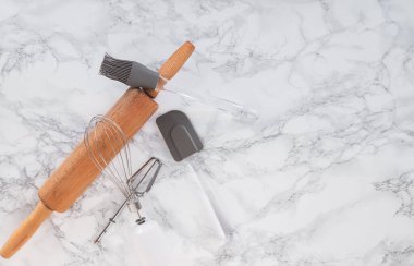 Harfler için yeri olan mermer tezgahta yemek yapma araçları