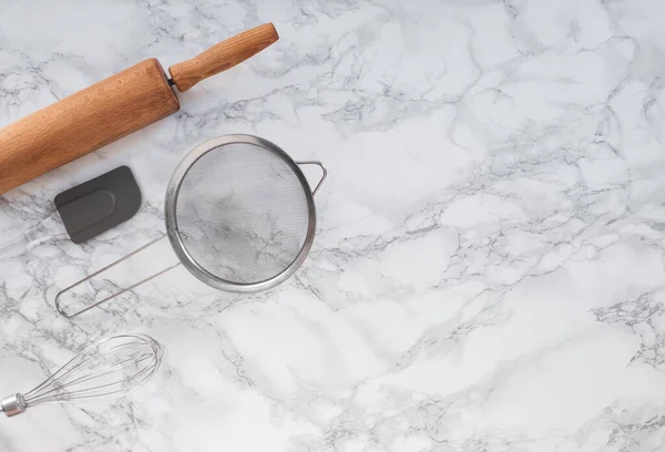 Harfler için yeri olan mermer tezgahta yemek yapma araçları