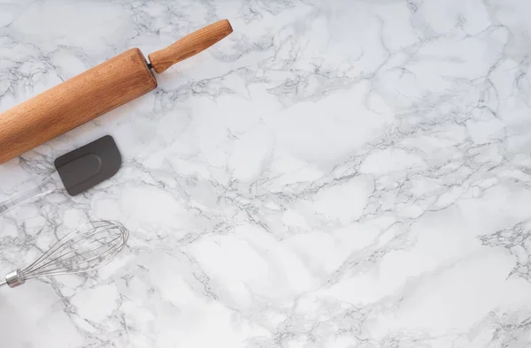 Harfler için yeri olan mermer tezgahta pişirme araçları