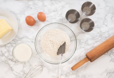 Mermer tezgahın üzerinde yemek aletleri ve bazı malzemeler