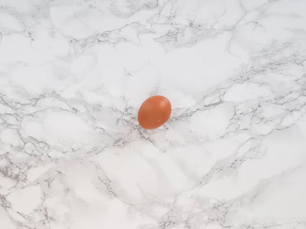 Yukardan mermer tezgahta bir yumurta