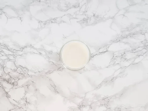 Misket masasında un taşıyan cam kase.