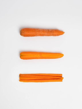 Tam, yarım ve doğranmış havuç beyaza izole edilmiş.