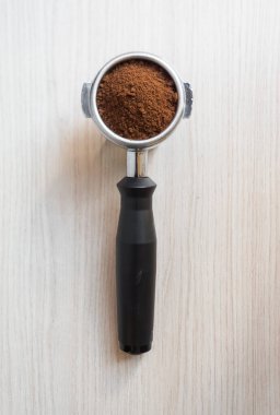 Kahve makinesi kahve çekirdekleri, kahve tozu ve espresso ile çalışıyor.