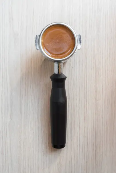 Kahve makinesi kahve çekirdekleri, kahve tozu ve espresso ile çalışıyor.