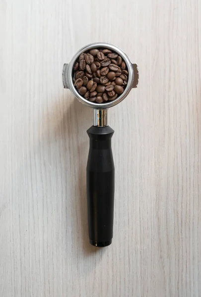 コーヒー豆 コーヒーパウダー エスプレッソを扱うコーヒーマシン — ストック写真