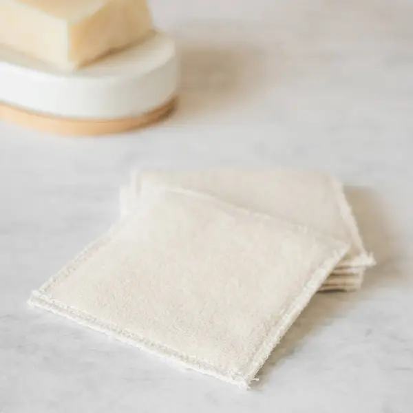 Arka plan olarak sabun dolu pamuk göz pedleri.