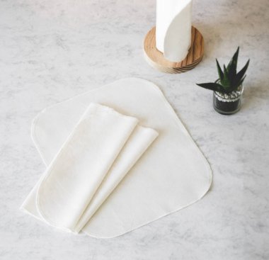 Mermer tezgahta pamuk havlular