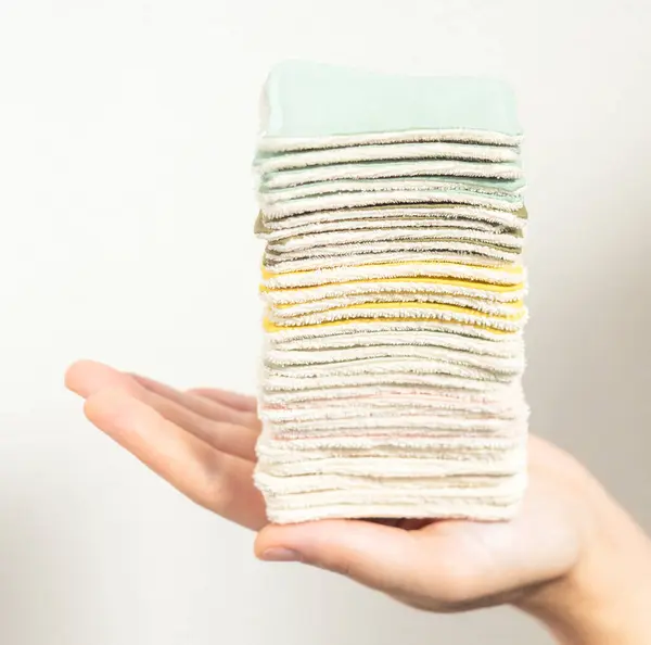 El ele tutuşan bir yığın göz pedi