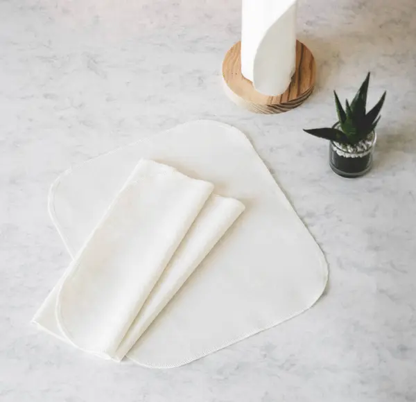 Mermer tezgahta pamuk havlular