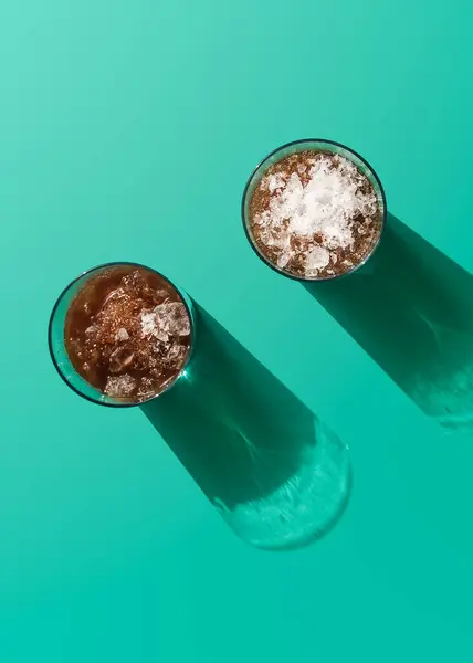 İki bardak, buzlu kahve. Sert hafif düz uzandı