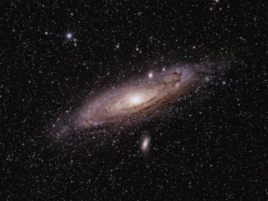 Andromeda Galaksisi M31 çok sayıda yıldız, sis ve kozmik toz arasında uzayda uçuyor.