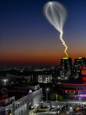 Soyuz uzay roketi fırlatıldı. Uzay denizanası gökyüzünde. Şafak vakti güneşin altında roket gazları. Uzay roketinden gelen jet izleri. Astronomik şehir fenomeni.