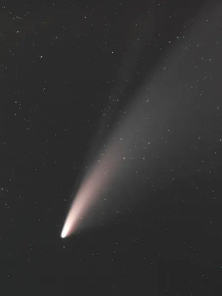 Neowise Kuyrukluyıldızı C / 2020 F3 Karanlık Gece Parıltısı Gökyüzü Kuyruklu Yıldızı 104 milyon kilometrelik mesafede parlıyor.