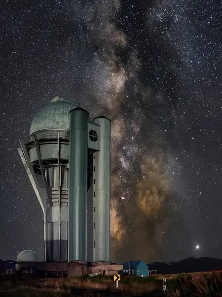 Geceleri Kazakistan 'daki Göt-Turgen Gözlemevi' nin arka planına ve dağlardaki Samanyolu 'na karşı.