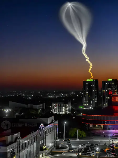 Soyuz uzay roketi fırlatıldı. Uzay denizanası gökyüzünde. Şafak vakti güneşin altında roket gazları. Uzay roketinden gelen jet izleri. Astronomik şehir fenomeni.