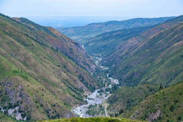 Issyk Gorge, Almaty, Kazakistan. Nehrin üst manzarası, dağ yamaçları ve ağaçlar. Ekolojik olarak temiz bölge Issyk Gölü
