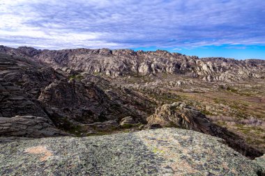 Rocky Dağları Katmanlı Granit. Kazakistan 'ın Basamaklarında Düşen Küçük Dağlar