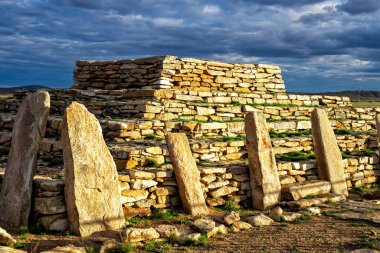 Kazakistan, Taldy ve Karaganda 'nın basamakları. Karazhartas nekropolü. Eski defin. M.Ö. 5. yüzyıl. Taştan yapılmış.