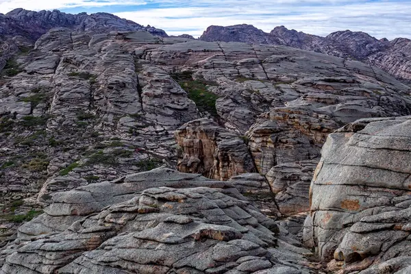 Rocky Dağları Katmanlı Granit. Kazakistan 'ın Basamaklarında Düşen Küçük Dağlar
