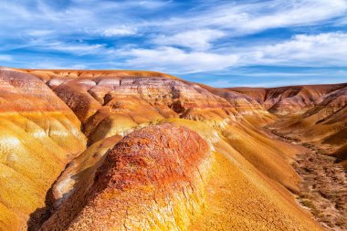 Kazakistan çölündeki Akzhar Ulytau tebeşir dağları. Çamur, kum, tebeşir ve çakıl gibi çok renkli katmanları olan nadir kumlu tepeler, seyrek bitki örtüsüyle medeniyetten çok uzakta.