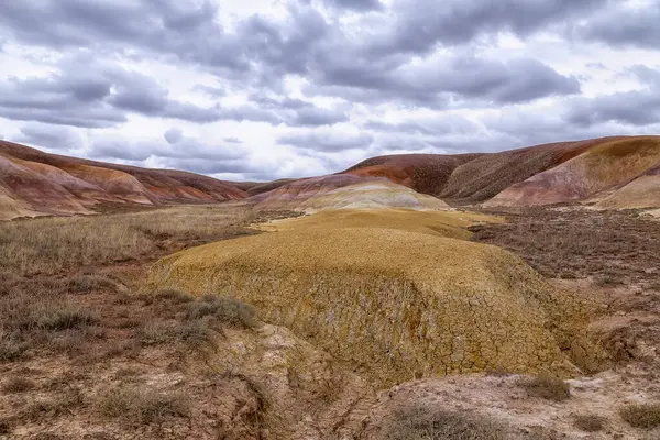 Kazakistan çölündeki Akzhar Ulytau tebeşir dağları. Çamur, kum, tebeşir ve çakıl gibi çok renkli katmanları olan nadir kumlu tepeler, seyrek bitki örtüsüyle medeniyetten çok uzakta.