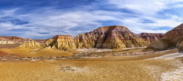 Kazakistan 'ın panoramik Akzhar Ulytau tebeşir dağları. Çamur, kum, tebeşir ve çakıl gibi çok renkli katmanları olan nadir kumlu tepeler, seyrek bitki örtüsüyle medeniyetten çok uzakta.