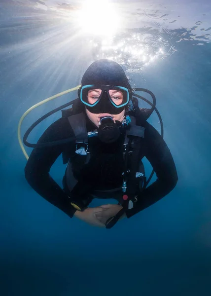 Gros Plan Plongeur Sous Marin Heureux Face Caméra Avec Les — Photo