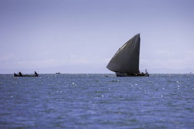 Büyük ahşap el, Madagaskar 'da yelkenli yelkenliyle, sığınaklarıyla birlikte büyük bir tekne inşa etti.