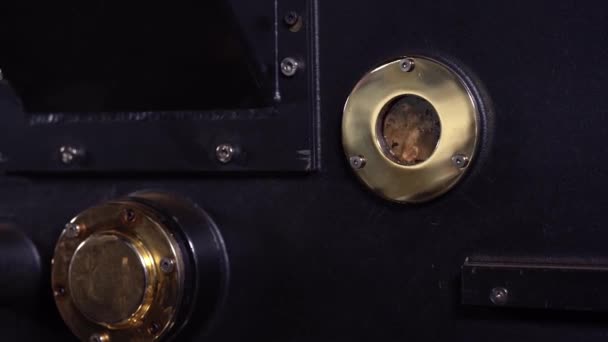 Şlemler Sırasında Endüstriyel Kahve Kızartma Makinesi Küçük Görüş Penceresi — Stok video