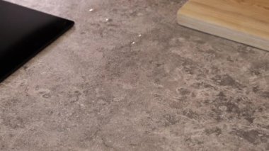Kız masaya pesto sosu koyuyor. Güneşli bir gün.