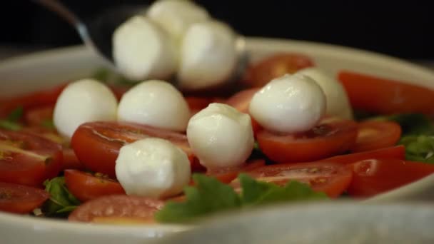 Bolas Queso Mozzarella Tomate Rojo Cereza Turning Enfoque Selectivo Canapés — Vídeos de Stock